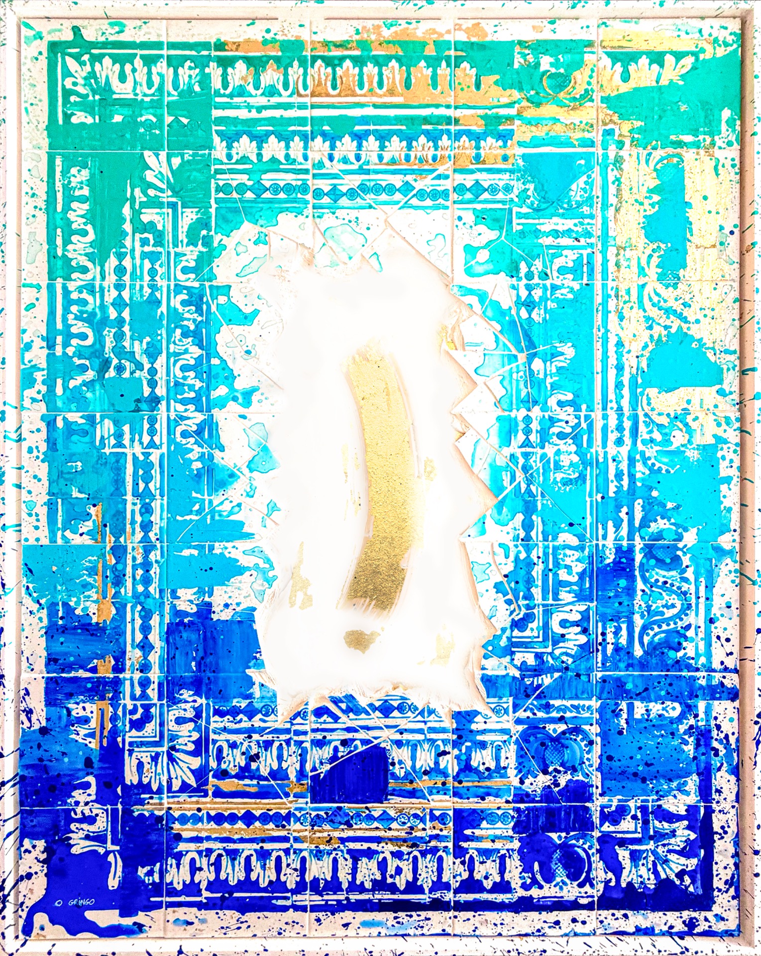Oeuvre d'art abstrait stylisé sur fond de mosaïque de different bleue, et or, avec éclaboussures . Une œuvre d'art contemporain signée par O Gringo, exposée à la LX Factory à Lisbonne. L'artiste y déploie une technique mixte complexe, instaurant un dialogue texturé entre des matériaux bruts, des éléments traditionnels comme les azulejos et des médiums modernes tels que la peinture acrylique, le fusain et la résine.